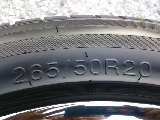 ขายแม็กขอบ20 6รู139 พร้อมยาง 265/50R20 ยางสัปดาห์ที่27 ปี12 ดอกยางสวยนิ่มลึกเท่ากันไม่ร้าวไม่แตกลายสภาพยาง 95\% จำนวน 1 ชุด