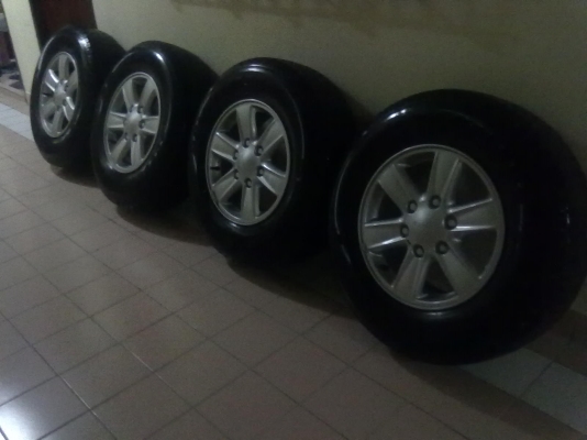 พี่คนใหนสนใจซื้อล้อแม็กขอบ 16 ยาง 26/2013 สภาพนางฟ้าคราฟ ไม่ม่ริ้วลอยคราฟ รถวิ่ง 3000 กว่าโลคราฟ ผมตั้งราคาที่ 16500 บาท สนใจโทรมาเลยคราฟ 081-6433-820***081-7456-282 ต้อม  อยุ่หลังเซ้นทรัลพระราม 2  ราคาคุยกันได้คราฟ ผมง่ายๆคราฟ