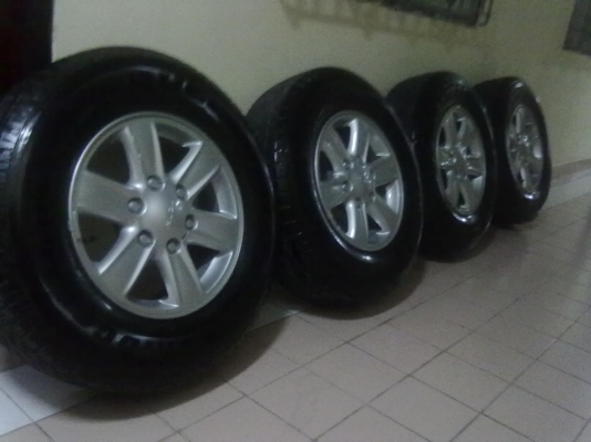 พี่คนใหนสนใจซื้อล้อแม็กขอบ 16 ยาง 26/2013 สภาพนางฟ้าคราฟ ไม่ม่ริ้วลอยคราฟ รถวิ่ง 3000 กว่าโลคราฟ ผมตั้งราคาที่ 16500 บาท สนใจโทรมาเลยคราฟ 081-6433-820***081-7456-282 ต้อม  อยุ่หลังเซ้นทรัลพระราม 2  ราคาคุยกันได้คราฟ ผมง่ายๆคราฟ