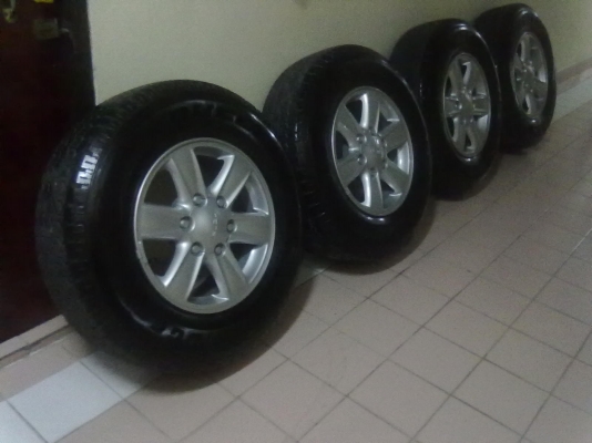 พี่คนใหนสนใจซื้อล้อแม็กขอบ 16 ยาง 26/2013 สภาพนางฟ้าคราฟ ไม่ม่ริ้วลอยคราฟ รถวิ่ง 3000 กว่าโลคราฟ ผมตั้งราคาที่ 16500 บาท สนใจโทรมาเลยคราฟ 081-6433-820***081-7456-282 ต้อม  อยุ่หลังเซ้นทรัลพระราม 2  ราคาคุยกันได้คราฟ ผมง่ายๆคราฟ