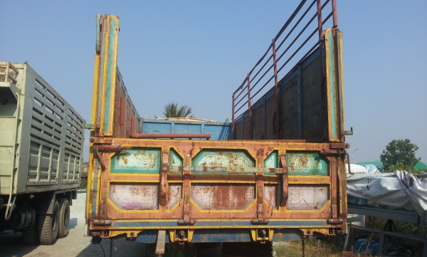 กระบะไม้พร้อมลูกดั้มพ์ครับ กว้าง 2.40 ม.ยาว 6.20 ม.