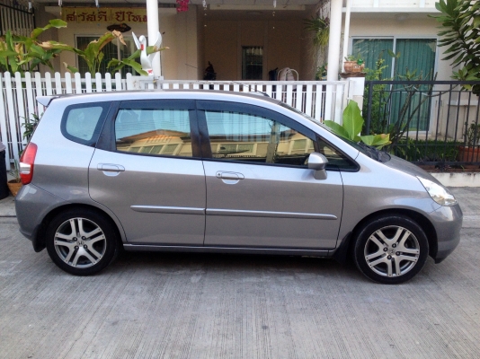 ขาย JAZZ ปี 06 ABS AIRBAG เกียร์ Auto รถบ้าน มือเดียว พร้อมใช้งาน