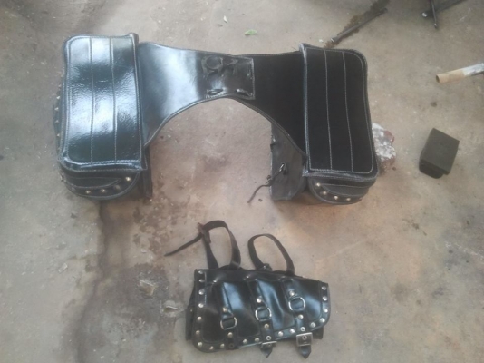 ขายกระเป๋าข้างใส่รถช๊อปเปอร์ มือ2 สภาพดีแถมกระเป๋าใส่โช๊คหน้าด้วยครับ