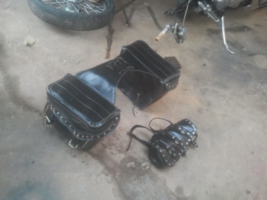 ขายกระเป๋าข้างใส่รถช๊อปเปอร์ มือ2 สภาพดีแถมกระเป๋าใส่โช๊คหน้าด้วยครับ ขายกระเป๋าข้างใส่รถช๊อปเปอร์ มือ2 สภาพดีแถมกระเป๋าใส่โช๊คหน้าด้วยครับ