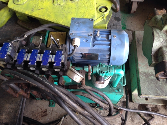 ขายปั้มน้ำมันไฮโดรลิค ขนาด 3 HP. 380 V พร้อมซาลีนอยวาล์ว หลายชุด สภาพสวยมาก เจ้าของเดิมติดตั้งแล้วไม่ได้ใช้งาน อุปกรณ์ครบ