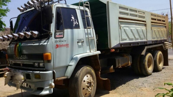 รถอีซูซุ 10 ล้อดั้ม เปลื่ยนเครื่อง 275 แรงม้า.  ( นางฟ้า )  สนใจติดต่อ  081 - 6079515