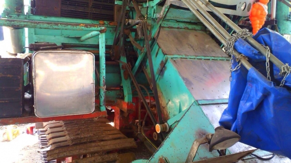 **900,000 บ.ต่อรอง**ขายรถเกี่ยวแบบอุ้ม ไทยเจริญการช่าง อุ้มเลส2.5ตัน ปรับระดับ เครื่อง HINO JO8C เทอโบ 270HP ปั้มแยก ไดกิ้นเบอร์ 22 เครื่องแน่นปั้มดี ช่วงล่าง80\%ตัวเดิน12HT พร้อมใช้งาน ราคาต่อรองได้เด้อ พี่น้องครับ