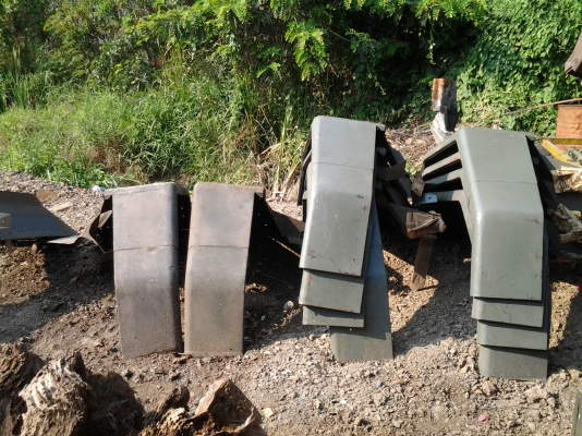 ขายแก้มรถทหาร 10ล้อ ของใหม่ครับเก่าเก็บ ชิ้นละ 1500บาทครับ