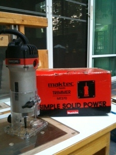 เครื่องเซาะร่องไม้ (Trimmer) 1/4 นิ้ว Maktec MT370 (530w)