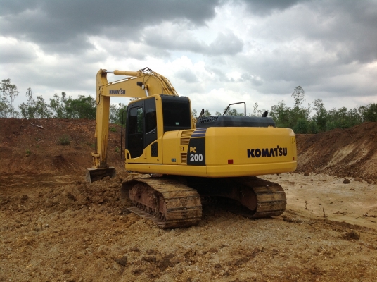 KOMATSU PC200-8