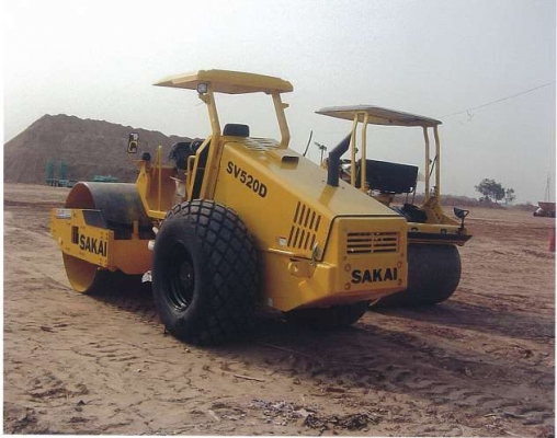 รถบดสั่นสะเทือนล้อเรียบ SAKAI รุ่น SV520Dและรถบดสั่นสะเทือนล้อเหล็กคู่ SAKAI รุ่น SW652H-1K