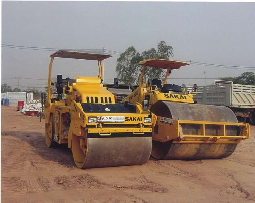 รถบดสั่นสะเทือนล้อเรียบ SAKAI รุ่น SV520Dและรถบดสั่นสะเทือนล้อเหล็กคู่ SAKAI รุ่น SW652H-1K