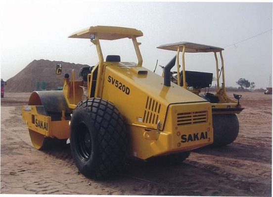 รถบดสั่นสะเทือนล้อเรียบ SAKAI รุ่น SV520Dและรถบดสั่นสะเทือนล้อเหล็กคู่ SAKAI รุ่น SW652H-1K