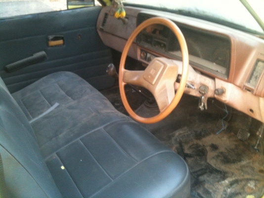 กระบะ ISUZU KB สีเหลือง พร้อมขับ เครื่องดีเซล 2200CC ใช้งานก็ดี