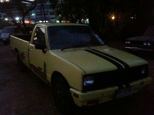 กระบะ ISUZU KB สีเหลือง พร้อมขับ เครื่องดีเซล 2200CC ใช้งานก็ดี