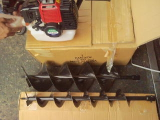 ขายเครื่องเจาะดินขนาด 49 cc  ของใหม่ มีใบเจาะ แถมให้ 2 ใบ ครับ