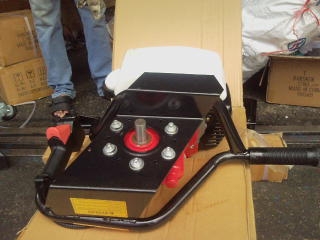 ขายเครื่องเจาะดินขนาด 49 cc  ของใหม่ มีใบเจาะ แถมให้ 2 ใบ ครับ