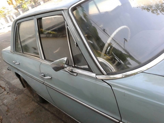 ขาย Benz w115 / 8 รุ้น 200 ไฟท้าย เรียบ เครื่องเดิม / เดิมทั้งคัน