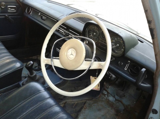 ขาย Benz w115 / 8 รุ้น 200 ไฟท้าย เรียบ เครื่องเดิม / เดิมทั้งคัน