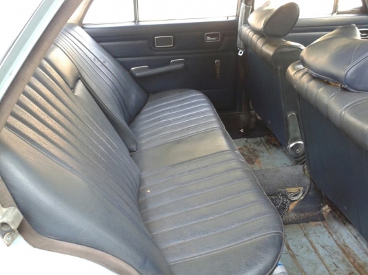 ขาย Benz w115 / 8 รุ้น 200 ไฟท้าย เรียบ เครื่องเดิม / เดิมทั้งคัน