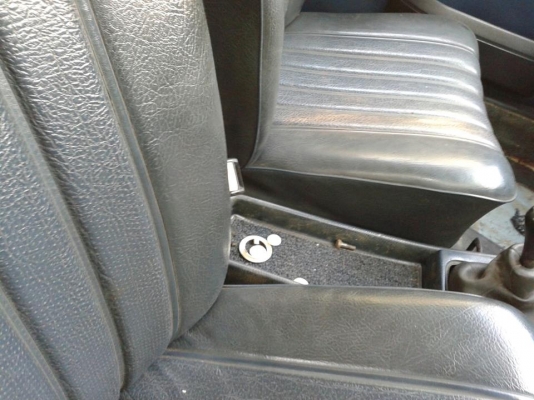 ขาย Benz w115 / 8 รุ้น 200 ไฟท้าย เรียบ เครื่องเดิม / เดิมทั้งคัน