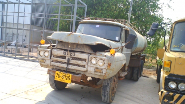 สิบล้อรถน้ำ ISUZU แบบสองเพลา บรรจุน้ำได้ 14,000 ลิตร จดทะเบียนบรรทุกของเหลวเรียบร้อยแล้ว ชอบราคาเท่าไรต่อรองได้ครับ.