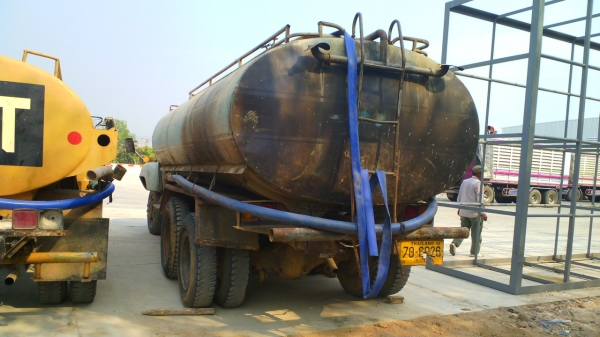 สิบล้อรถน้ำ ISUZU แบบสองเพลา บรรจุน้ำได้ 14,000 ลิตร จดทะเบียนบรรทุกของเหลวเรียบร้อยแล้ว ชอบราคาเท่าไรต่อรองได้ครับ.