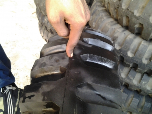 ขายยางรถเบอร์ 9.00 ของใหม่เก่าเก็บ ยังไม่เคยลงดินครับ ขายเส้นละ 2000 บาทครับ มี 3 ชุด