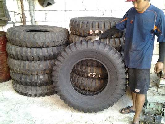 ขายยางรถเบอร์ 9.00 ของใหม่เก่าเก็บ ยังไม่เคยลงดินครับ ขายเส้นละ 2000 บาทครับ มี 3 ชุด