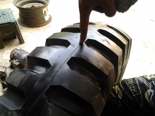 ขายยางรถเบอร์ 9.00 ของใหม่เก่าเก็บ ยังไม่เคยลงดินครับ ขายเส้นละ 2000 บาทครับ มี 3 ชุด