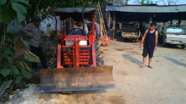 รถไถ KUBOTA L2605 dt ขับ 4Wd อุปกรณ์แถมฟรี มีใบดันหน้า จอบหมุน ตัดหญ้า และผาน ๓ ลดราคาพิเศษเหลือ 165,000 บาท.