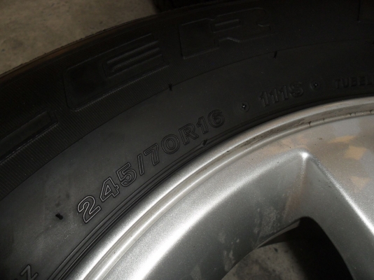 ล้อแม็ก 16นิ้ว6รู อีซูซุ ยาง 245/70R16ปี10 สวยๆ 4 ล้อ ราคา 6900