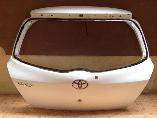 ฝากระโปรงหลัง TOYOTA YARIS 06-12 ของแท้ห้าง สีขาวครับ สภาพสวย ฝากระโปรงหลัง TOYOTA YARIS 06-12 ของแท้ห้าง สีขาวครับ สภาพสวย