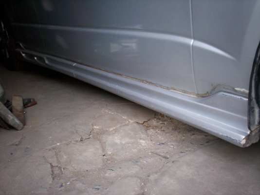 ชุดแต่งสเกิ๊ตรอบคัน4ชิ้น รถตู้คอมูเตอร์(ปี๊บ)สีบรอนเงิน 2500บาท 0890671028