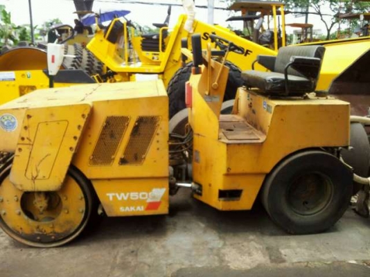 รถบดถนนสั่นสะเทือนหน้าเหล็กหลังยาง SAKAI รุ่น TW500