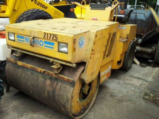 รถบดถนนสั่นสะเทือนหน้าเหล็กหลังยาง SAKAI รุ่น TW500