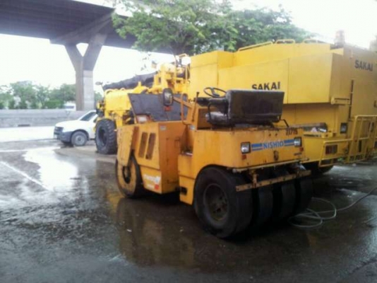 รถบดถนนสั่นสะเทือนหน้าเหล็กหลังยาง SAKAI รุ่น TW500