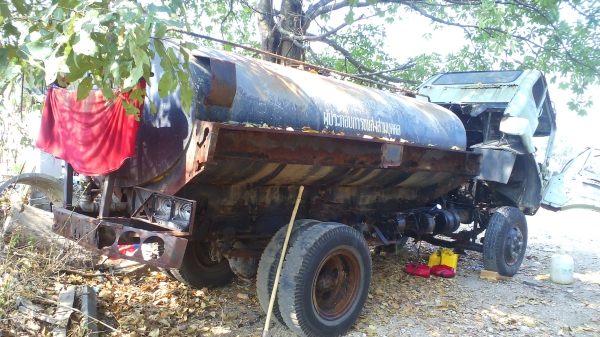 ถังน้ำขนาด ๘ ๐๐๐ ลิตร พร้อมปั้มน้ำ อุปกรณ์ฉีด พ่นน้ำ สภาพพร้อมใช้ ชอบราคาเท่าใดต่อรองกันได้ครับ