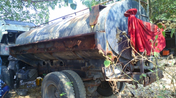 ถังน้ำขนาด ๘ ๐๐๐ ลิตร พร้อมปั้มน้ำ อุปกรณ์ฉีด พ่นน้ำ สภาพพร้อมใช้ ชอบราคาเท่าใดต่อรองกันได้ครับ