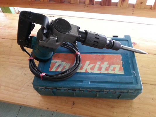 ขายเครื่องสกัดคอนกรีต(สกัดไฟฟ้า)ยี่ห้อMakitaรุ่น HM0810T(900W)พร้อมใช้งานครับ