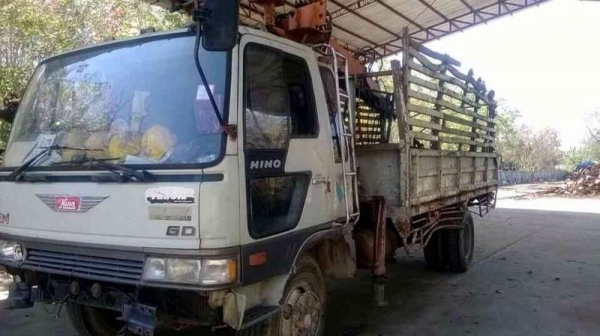 รถฮีโน่ 6 ล้อ ติดเฮี้ยบ. 165 แรงม้า. ( รถประกอบ )  สนใจติดต่อ 081 - 6079515