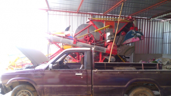 แพ๊คคู่ทั้งสองคันรวด..รถเกี่ยวเกี่ยวเกษตรพัฒนาเจ้าช้างไวไฟกับ สิบล้อสองเพลาเทลเลอร์ นิสสันรถสวย ชอบราคาเท่าไรต่อรองได้ครับ