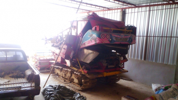 แพ๊คคู่ทั้งสองคันรวด..รถเกี่ยวเกี่ยวเกษตรพัฒนาเจ้าช้างไวไฟกับ สิบล้อสองเพลาเทลเลอร์ นิสสันรถสวย ชอบราคาเท่าไรต่อรองได้ครับ