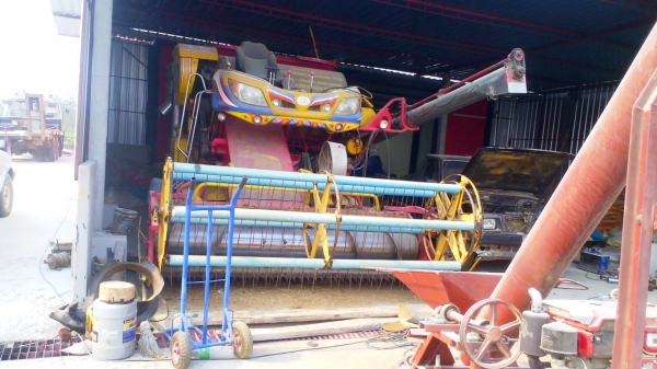 แพ๊คคู่ทั้งสองคันรวด..รถเกี่ยวเกี่ยวเกษตรพัฒนาเจ้าช้างไวไฟกับ สิบล้อสองเพลาเทลเลอร์ นิสสันรถสวย ชอบราคาเท่าไรต่อรองได้ครับ