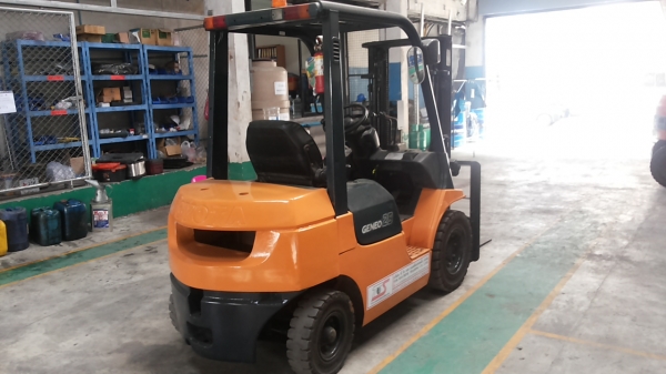 โฟล์คลิฟท์ 2 ตัน ดีเซล มือสอง สนใจโทร 083 081 2889