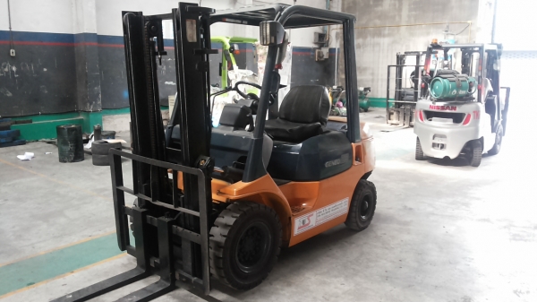 โฟล์คลิฟท์ 2 ตัน ดีเซล มือสอง สนใจโทร 083 081 2889