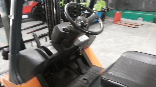 โฟล์คลิฟท์ 2 ตัน ดีเซล มือสอง สนใจโทร 083 081 2889