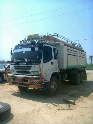 รถอีซูซุ 10 ล้อดั้ม 270 แรงม้า. ปี 49  สนใจติดต่อ 081 - 6079515