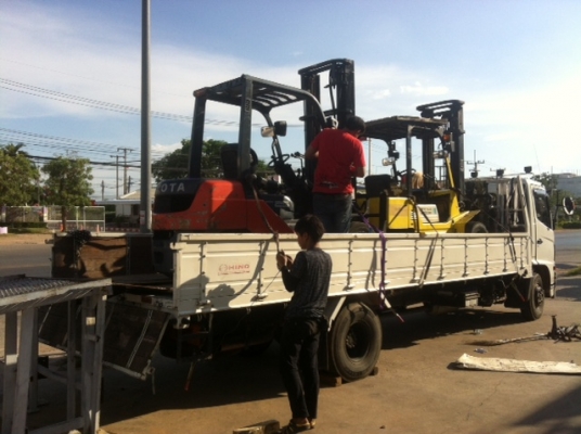 ขายฟอร์คลิฟต์ TOYOTA 8FD25 เครื่องดีเซล 2Z II เกียร์ MT , ล้อหน้าคู่  , เสาสูง 4 M ขอบคุณผู้ไม่ประสงค์ออกนาม  กทม.