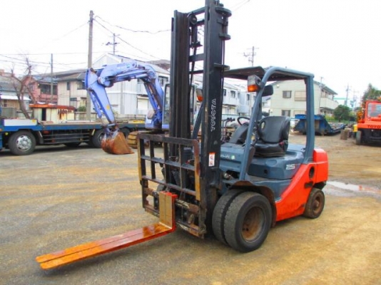 ขายฟอร์คลิฟต์ TOYOTA 8FD25 เครื่องดีเซล 2Z II เกียร์ MT , ล้อหน้าคู่  , เสาสูง 4 M ขอบคุณผู้ไม่ประสงค์ออกนาม  กทม.